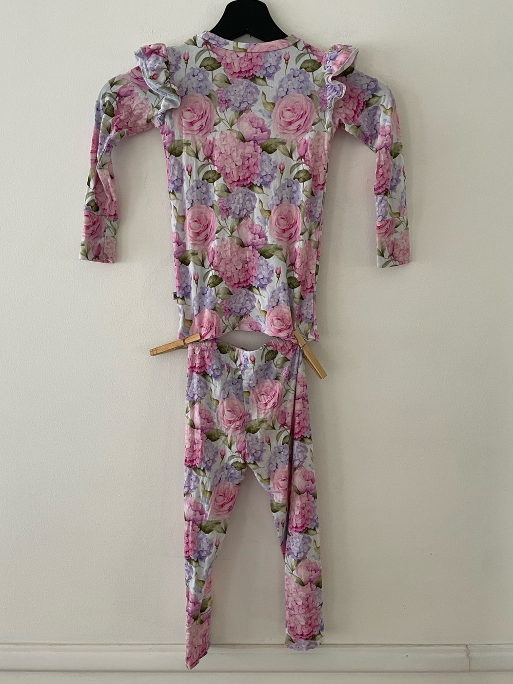 Bums & Roses Roses and Hydrangeas Pajama Set Size 3T - Picture 2 of 4